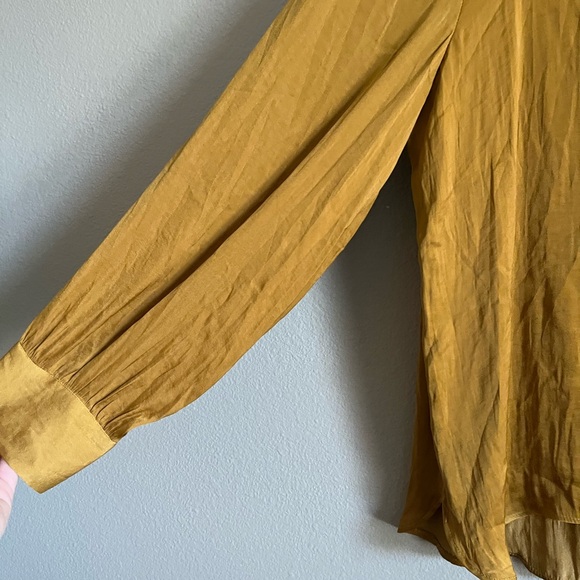 ❌LAST CHANCE❌ Carmen Marc Valvo Mustard Yellow Long‎ Sleeve V Neck blouse large - Picture 2 of 4
